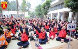 Học sinh Hà Nội thích thú thi gói bánh chưng, giã bánh dày, viết thư pháp